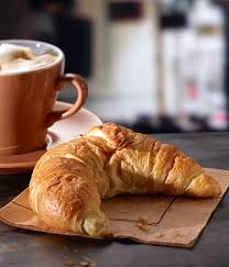 Croissant et café fraîchement préparés